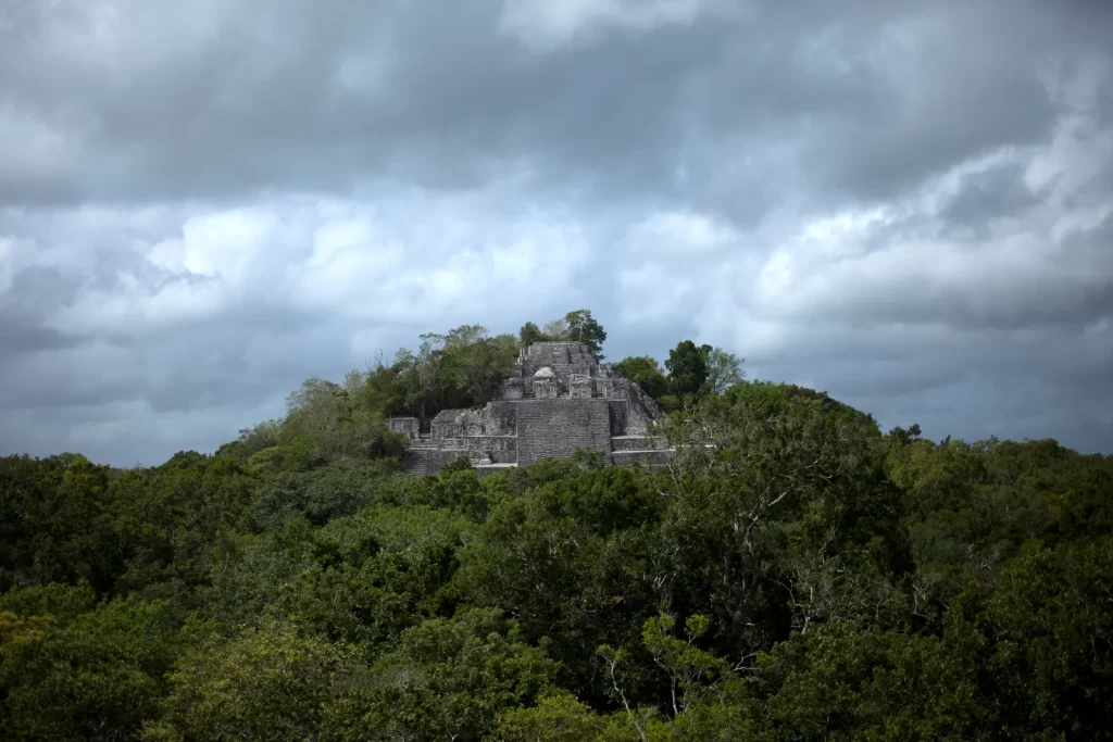 Vestigios de palacios estilo río Bec en zona arqueológica de Campeche