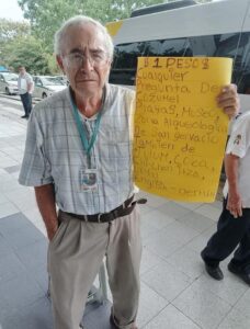 Abuelito resuelve dudas turísticas por un peso en Cancún