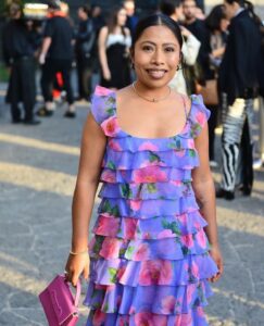 Yalitza Aparicio llena de flores deslumbra en un exclusivo desfile de modas 