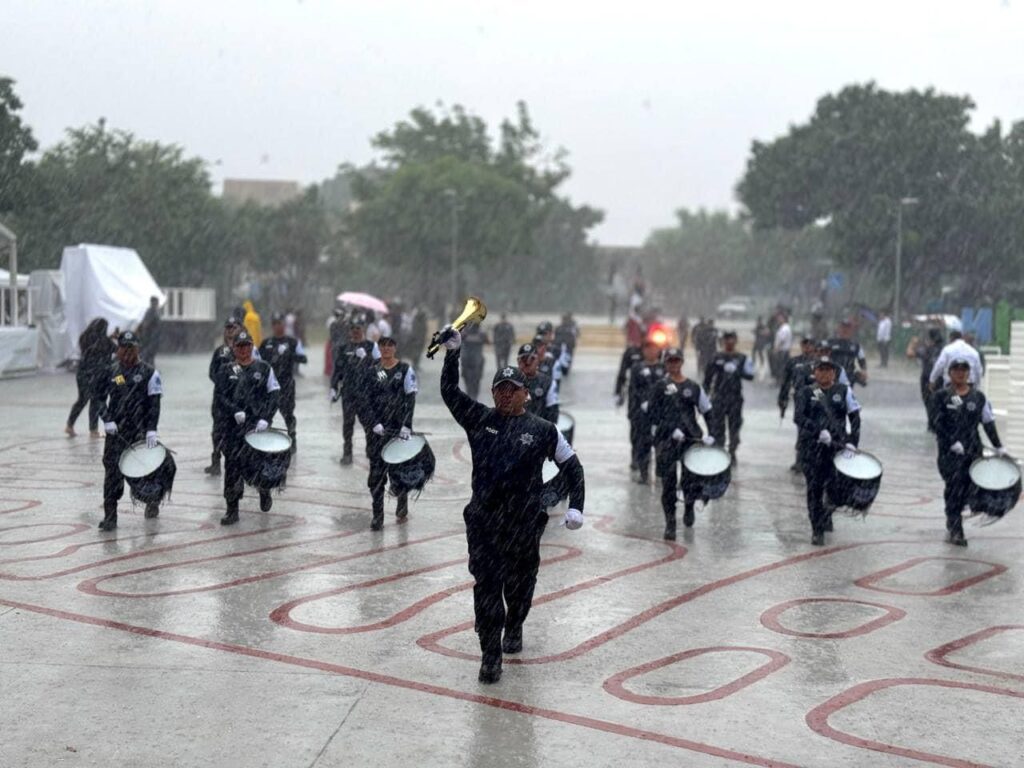 Desfiles por celebración de la Revolución Mexicana en Q. Roo, empañados por la lluvia