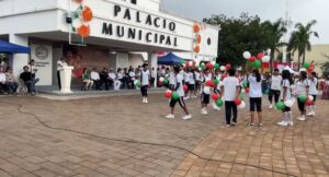 Desfiles por celebración de la Revolución Mexicana en Q. Roo, empañados por la lluvia