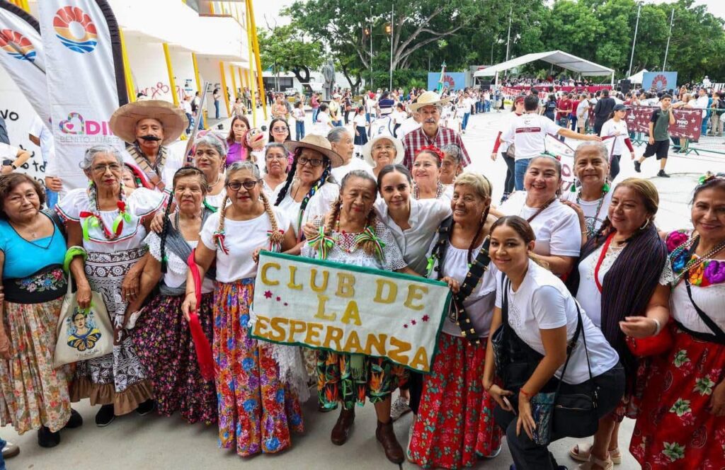 Desfiles por celebración de la Revolución Mexicana en Q. Roo, empañados por la lluvia