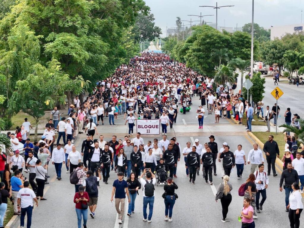 Desfiles por celebración de la Revolución Mexicana en Q. Roo, empañados por la lluvia