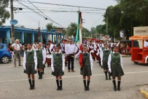 Desfiles por celebración de la Revolución Mexicana en Q. Roo, empañados por la lluvia