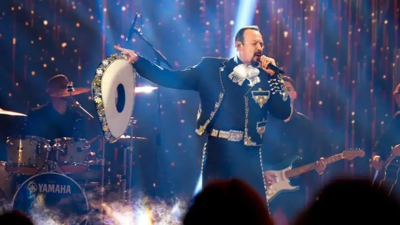 abuechean a pepe aguilar en concierto