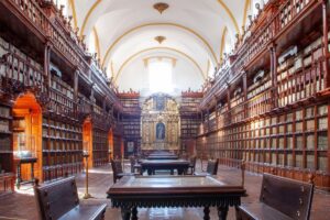 Biblioteca Palafoxiana expone archivos históricos de México