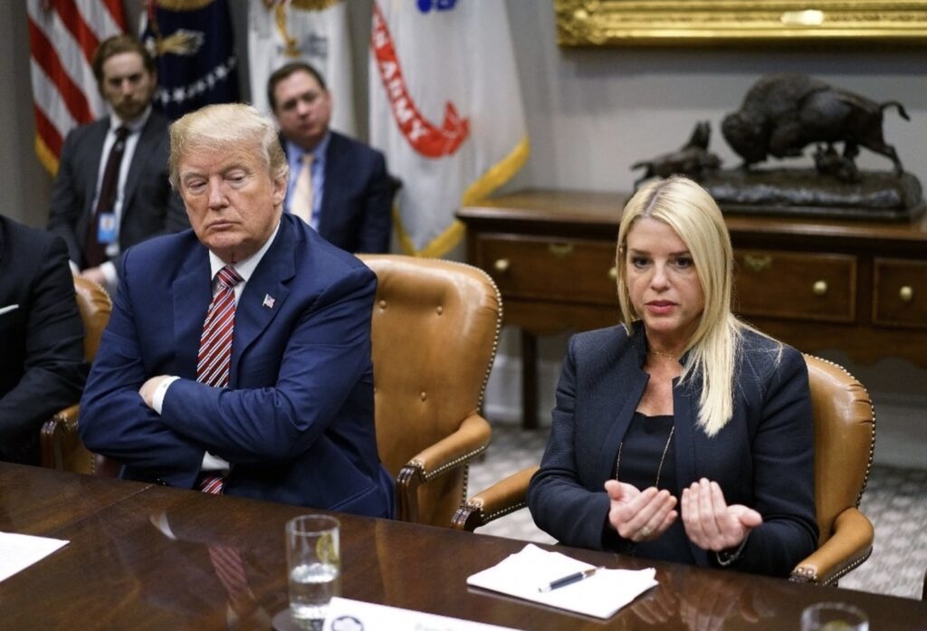 Donald Trump elige a Pam Bondi como nueva fiscal general en EE.UU.