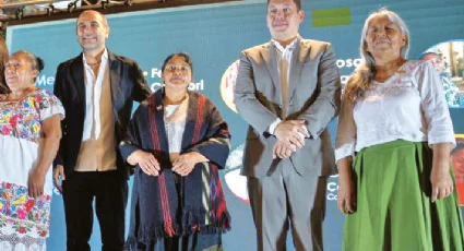 Entregan reconocimiento en Ecuador a artesana de Quintana Roo