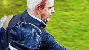 Javier Aguirre fue escupido y lesionado