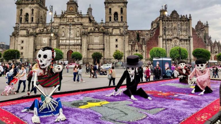 Inauguran ofrenda monumental de Día de Muertos en el Zócalo de CDMX