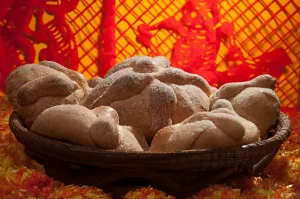 Uno de los elementos más destacados de esta festividad es el pan de muerto