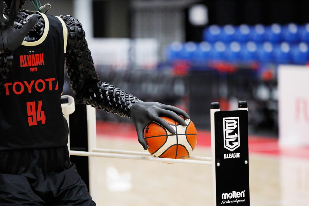 CUE4, el robot humanoide de Toyota, establece récord Guinness con un tiro imposible de basketball