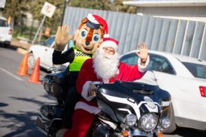 Policías vestidos de Santa Claus se hacen virales por regalar sonrisas a niños y grandes