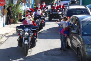 Policías vestidos de Santa Claus se hacen virales por regalar sonrisas a niños y grandes