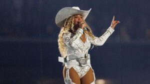 Beyonce se luce en espectaculo de partido de Navidad de la NFL