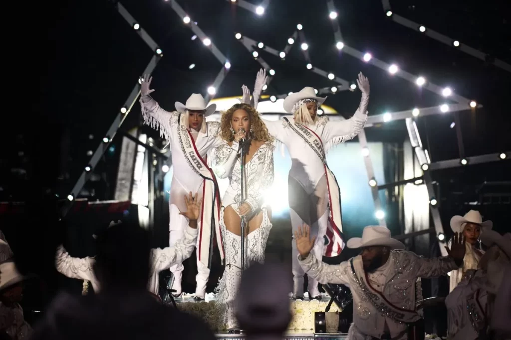 Beyoncé se luce en espectáculo de partido de Navidad de la NFL