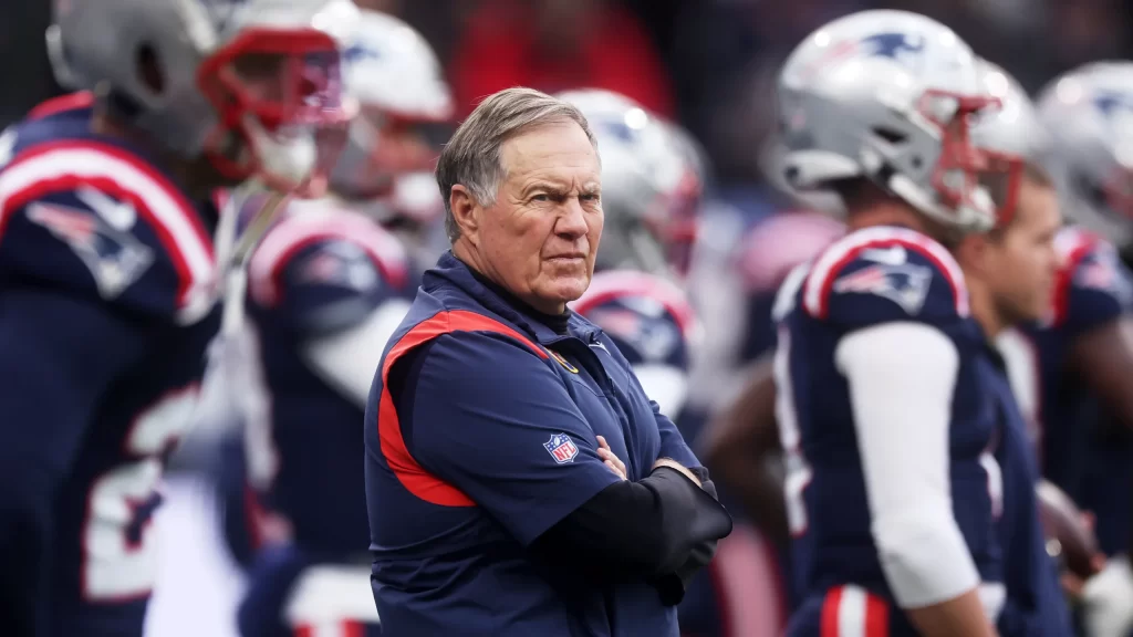 Bill Belichick será entrenador colegial
