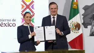 Claudia Sheinbaum y Marcelo Ebrard firman decreto para imponer aranceles