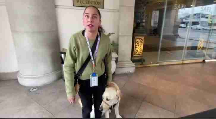 Mujer con discapacidad visual denuncia discriminación en hotel que negó acceso a su perro guía