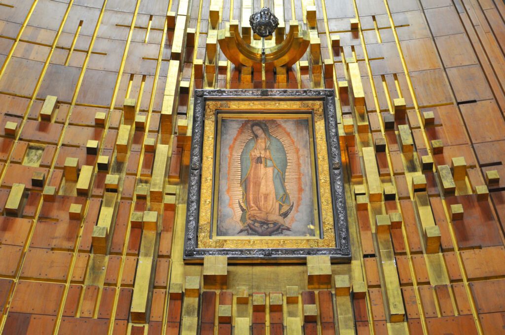 Cuál es el significado de los elementos en la imagen de la Virgen de Guadalupe