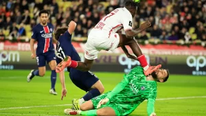 Donnarumma sufre tremendo golpe en la cara en triunfo del PSG sobre el Monaco