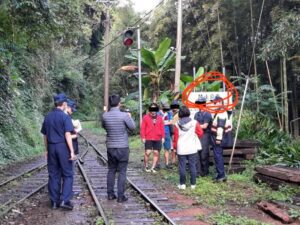 Tren atropella a turista que se tomaba una selfie cerca de las vías