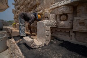 INAH reconoce trabajo de restauracion de Zona Arqueologica de Kabah 1