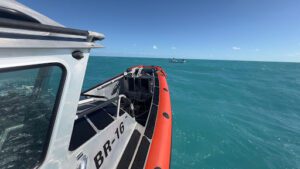 Pescadores de Cozumel son encontrados con vida tras naufragar