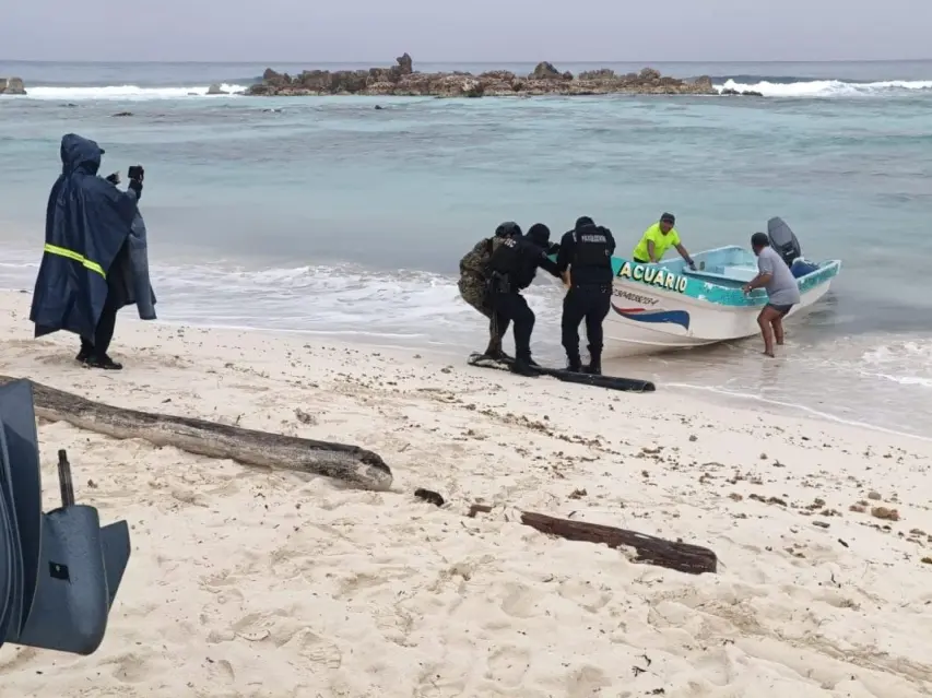 Pescadores de Cozumel son encontrados con vida tras naufragar