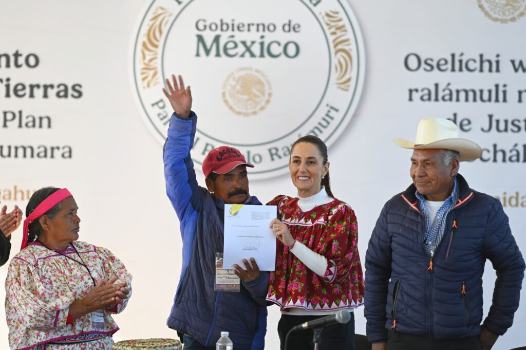 Claudia Sheinbaum firma decretos para la restitución de tierras a comunidades tarahumaras en Chihuahua