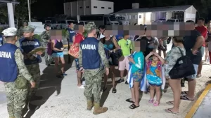 Rescatan a casi 40 turistas varados en Isla Mujeres