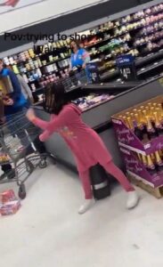 Niña causa destrozos en una tienda 