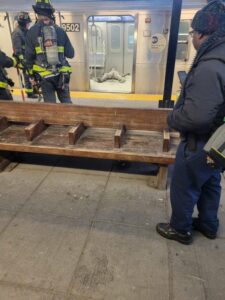 Hombre incendia con gasolina a una mujer en el metro de Nueva York 