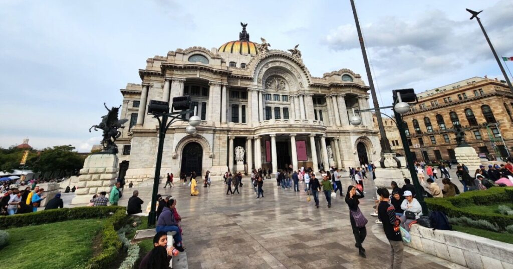 Claudia Sheinbaum respalda operativo en Bellas Artes y pide no criminalizar a vendedores ambulantes