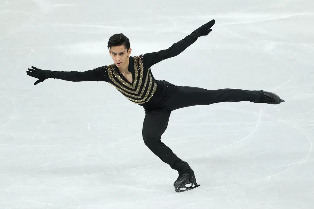 donovan carillo en la pista de hielo