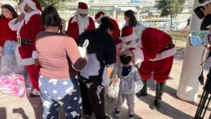 Policías vestidos de Santa Claus se hacen virales por regalar sonrisas a niños y grandes