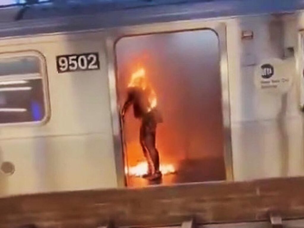 metro de nueva york prendio fuego a una mujer y se sento a verla morir 1935764