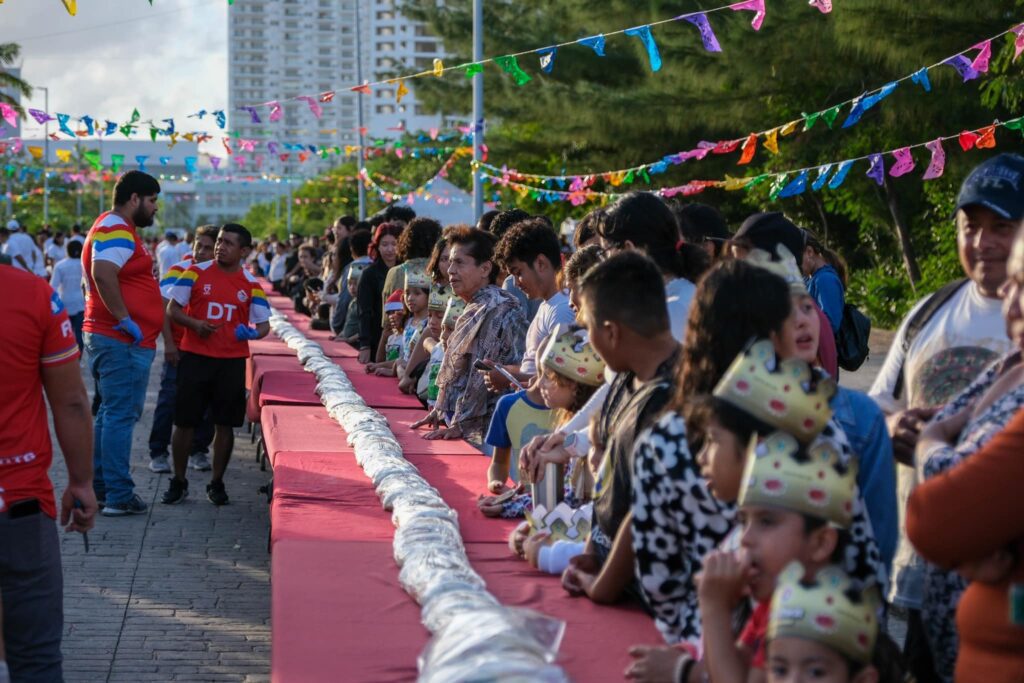 Más de 400 metros midió la Rosca de Reyes más grande en Cancún