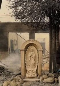 Estatua de la Virgen de Guadalupe aparece intacta tras fuertes incendios en Los Ángeles 