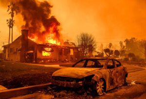 Migrantes se unen para ayudar en zonas afectadas por incendios en California