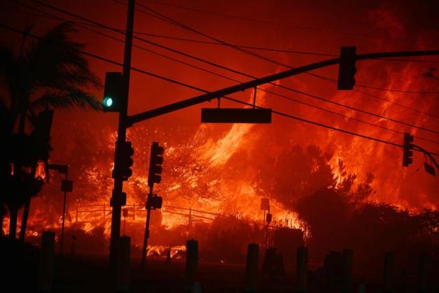 Incendios en California han dejado 5 muertos y más de 130 mil evacuados