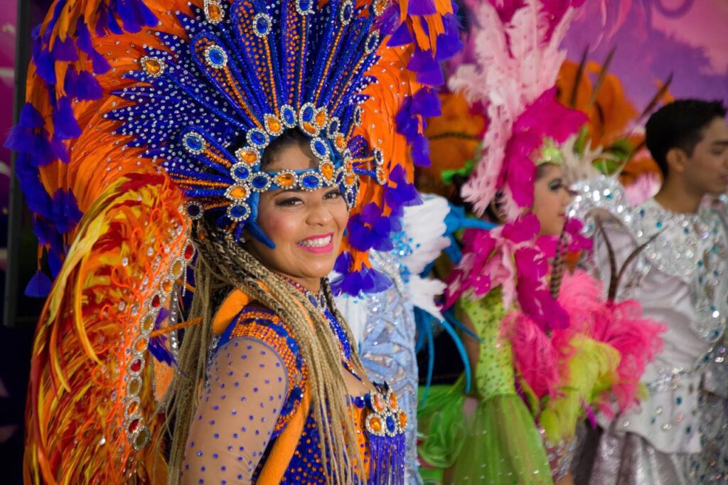 Carnaval Caribe Neón en Playa del Carmen