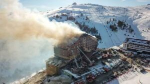 Se incendia hotel de esquí en Turquía y mueren 66 personas