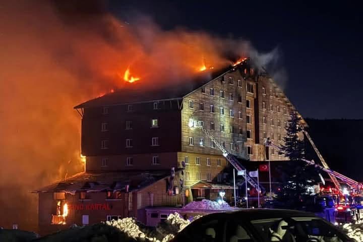 Se incendia hotel de esquí en Turquía y mueren 66 personas