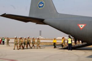 Mexicanos regresan de combatir incendios en California.