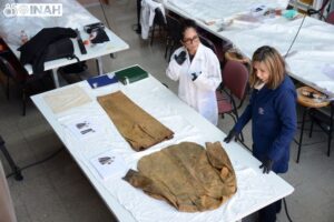 La vestimenta histórica se trata de una camisa y un pantalón, pertenecientes al uniforme del almirante Othón P. Blanco.