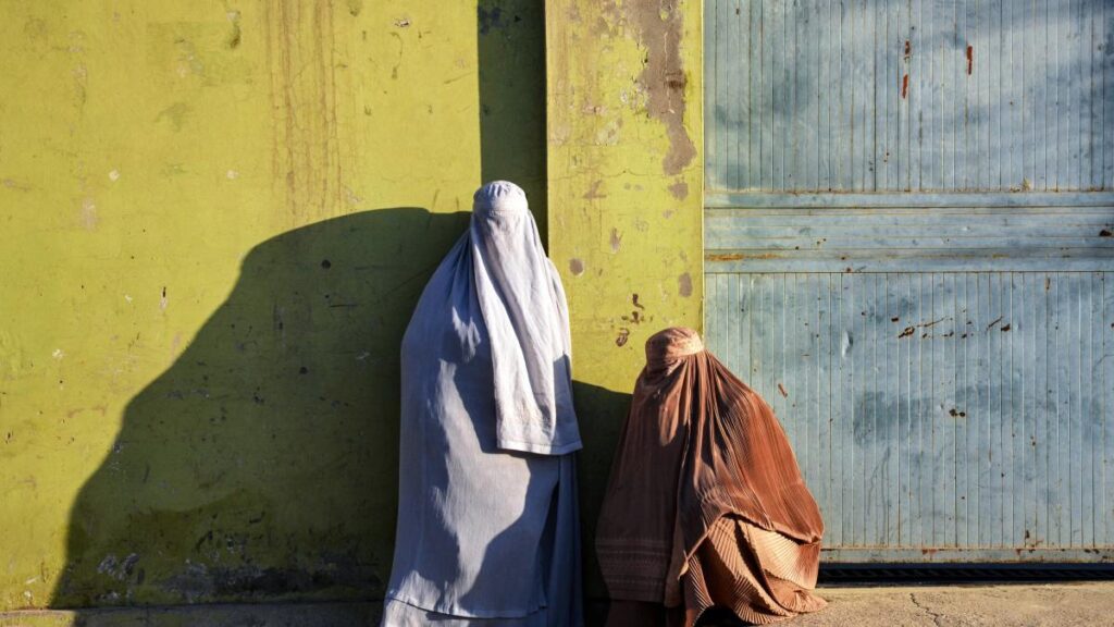 Talibanes prohíben ventanas en casa para que no sean vistas las mujeres