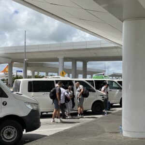 Turista denuncia cobro de casi 2 mil pesos de taxista de Cancun.