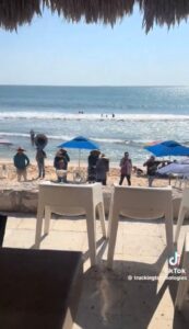 Extranjero se tapa los oídos al escuchar música de banda en una playa de Mazatlán