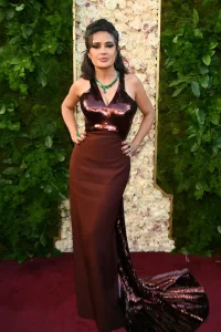 Salma Hayek presume sus canas con elegancia en los Golden Globes 2025